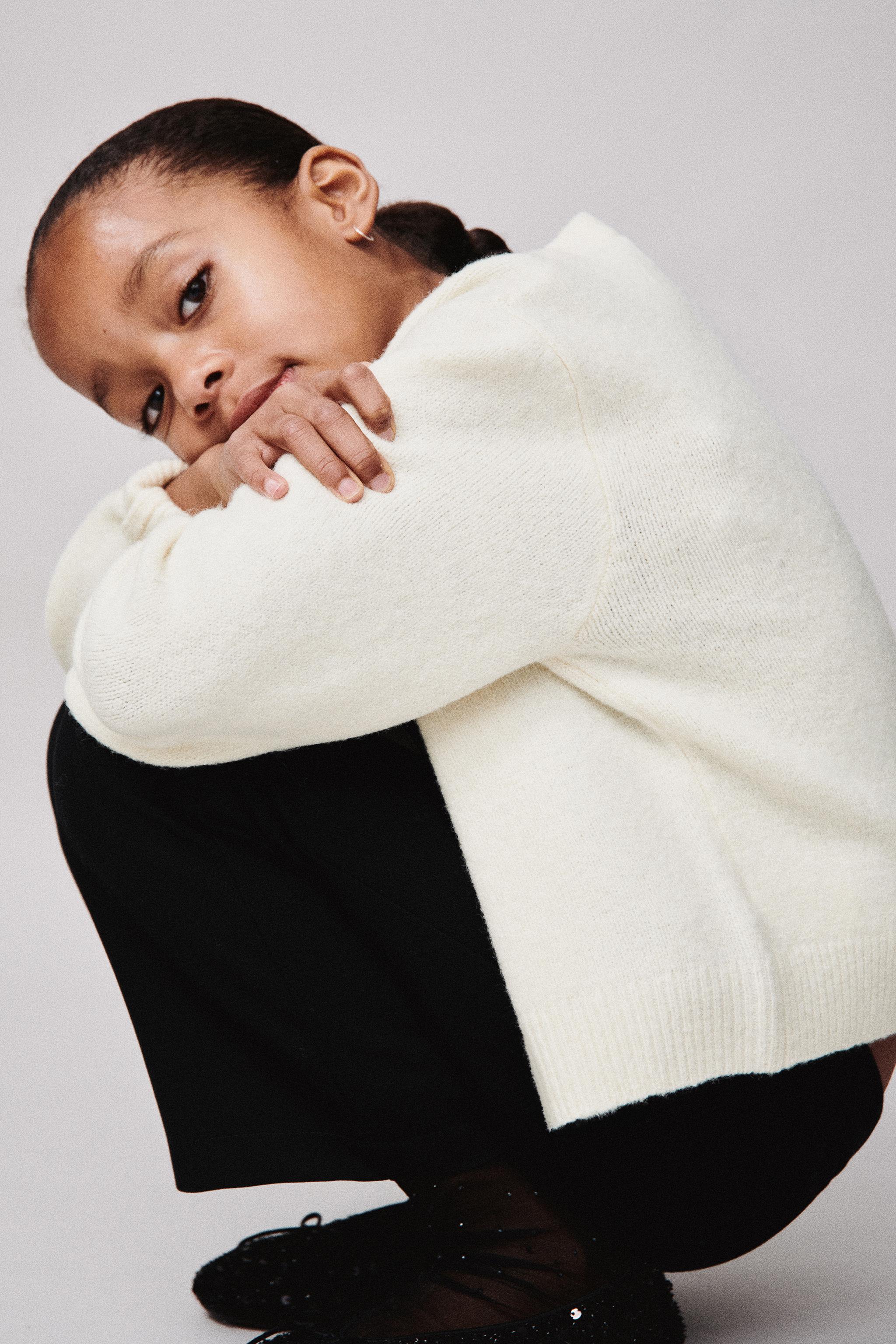 GILET EN MAILLE BOUTONS FLEURS SATIN